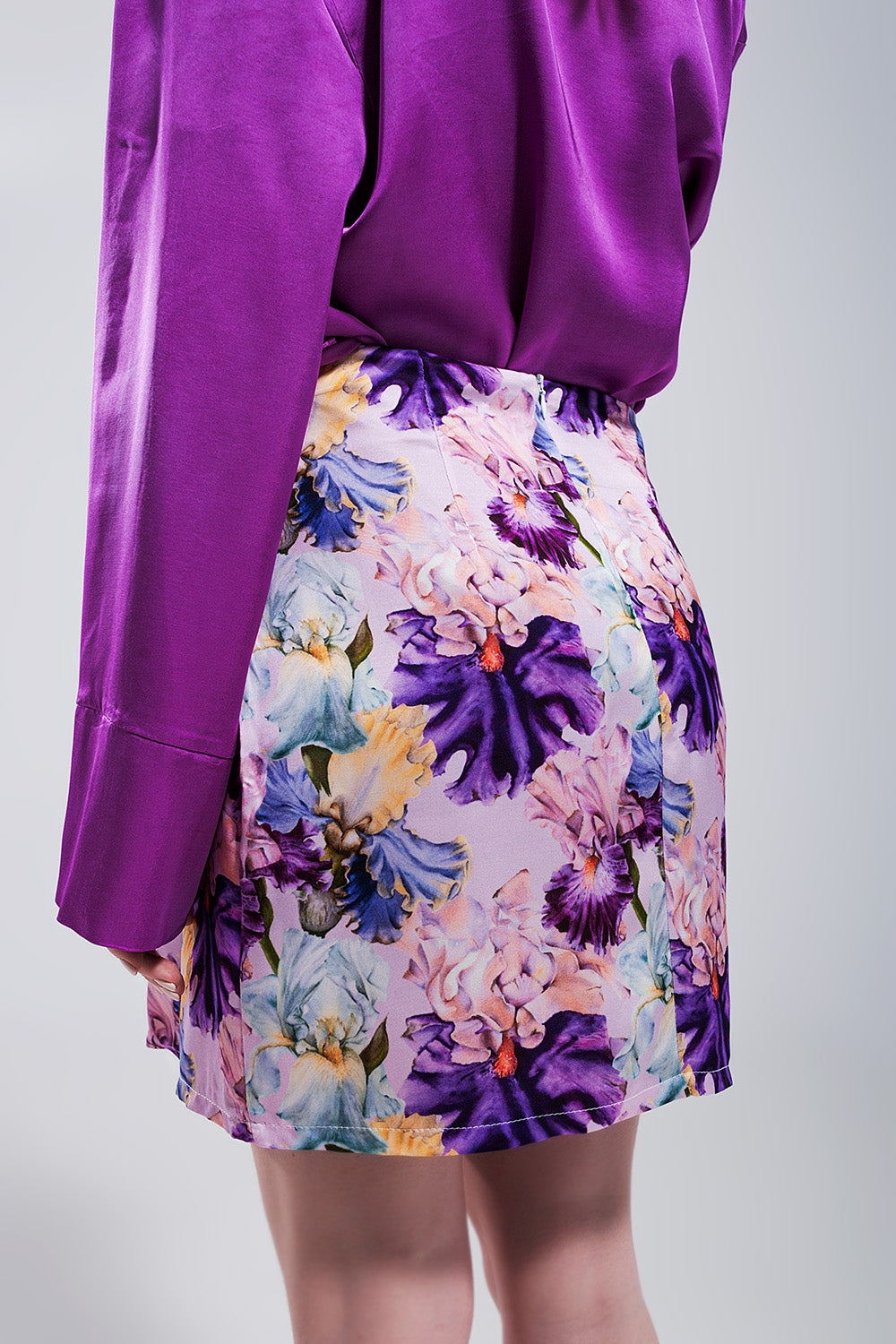 Mini Falda con estampado floral variado y nudo en la parte delantera en morado Q2